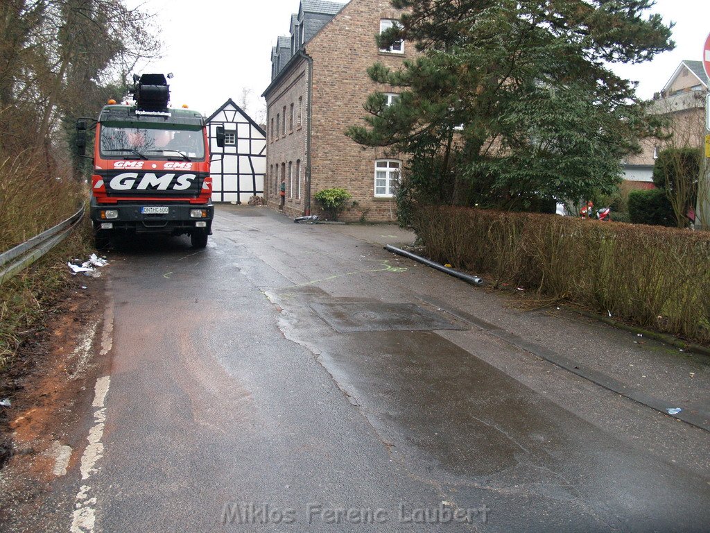 VU Kleinlaster rammt Haus Koeln Holweide Wichheimerstr  P01.JPG